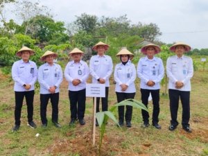 Rutan Sukadana Ikut Tanam Pohon Kelapa Serentak