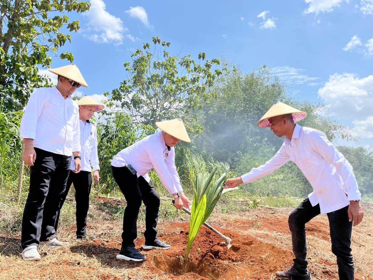 Rutan Sukadana Tanam 30 Bibit Pohon Kelapa