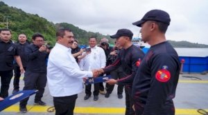 Tiga petugas Lapas Batu Nusakambangan, Badari, Raka, dan Melda, resmi naik grade menjadi Nakhoda setelah menerima SK. (Dok: Web Ditjenpas)