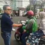 Rutan Jakarta Pusat membagikan 100 box makanan kepada pengguna jalan dan masyarakat di depan Rutan bertajuk 'Sabtu Berkah' , Sabtu (30/8). (Dok: Rutan Jakarta Pusat)