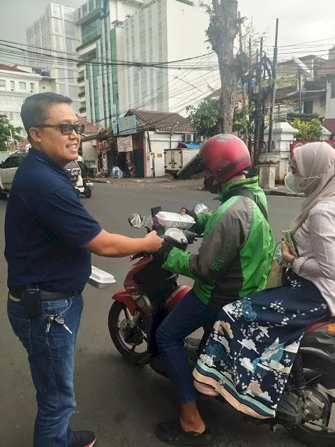 Rutan Jakarta Pusat membagikan 100 box makanan kepada pengguna jalan dan masyarakat di depan Rutan bertajuk 'Sabtu Berkah' , Sabtu (30/8). (Dok: Rutan Jakarta Pusat)