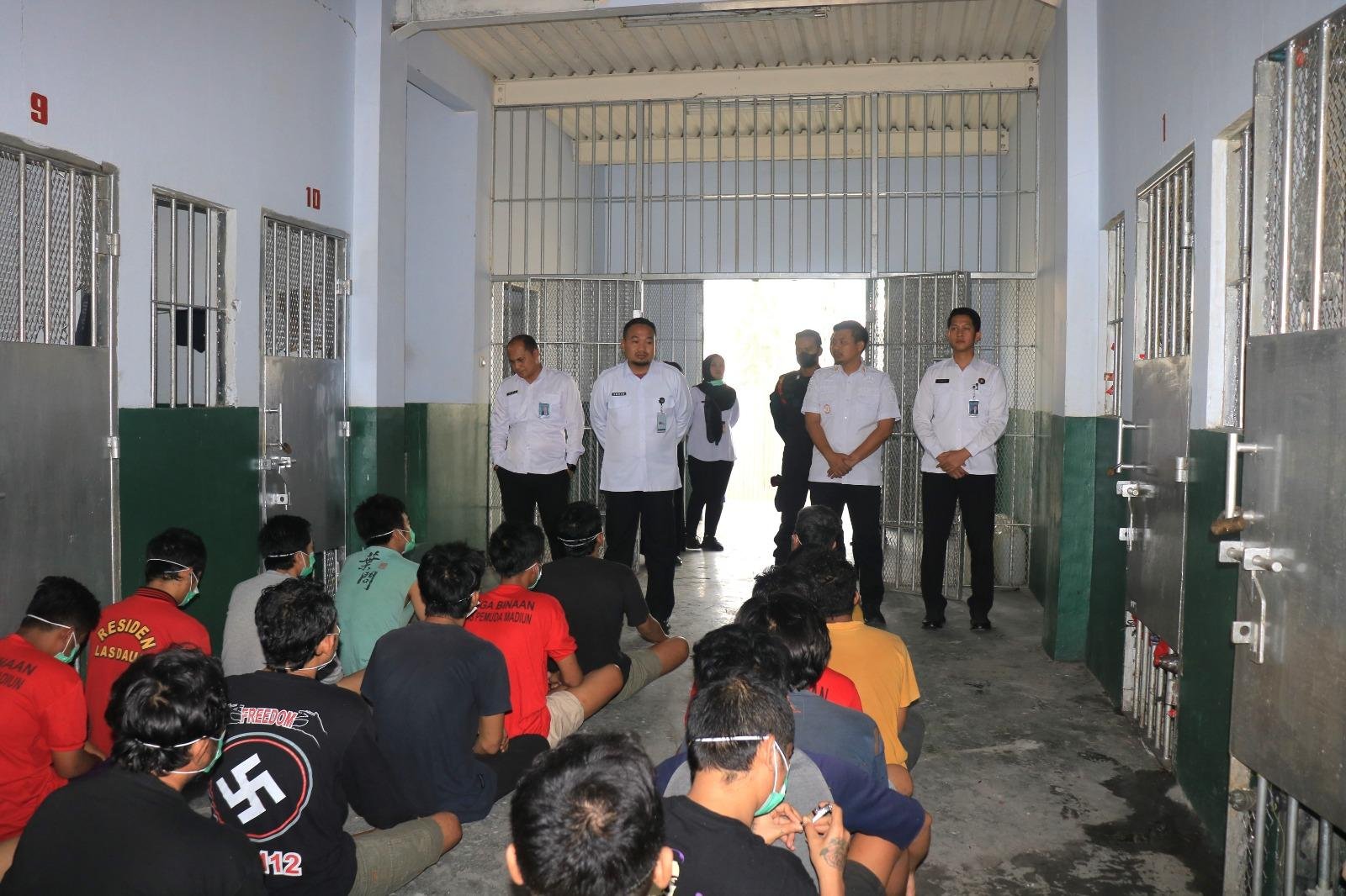 Lapas Pemuda Madiun luncurkan program “Sapa Warga Sapu Masalah” di straf sel Blok Kartini untuk tingkatkan layanan dan komunikasi, 16/09. (Dok: Humas Lapas Pemuda Madiun)