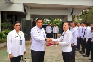 Kakanwil Ditjenpas Kalsel, Mulyadi, serahkan Satyalancana Karya Satya 30 Tahun kepada Rismawati sebagai apresiasi dedikasi dan pengabdian di bidang Pemasyarakatan. (Dok: Web Ditjenpas)