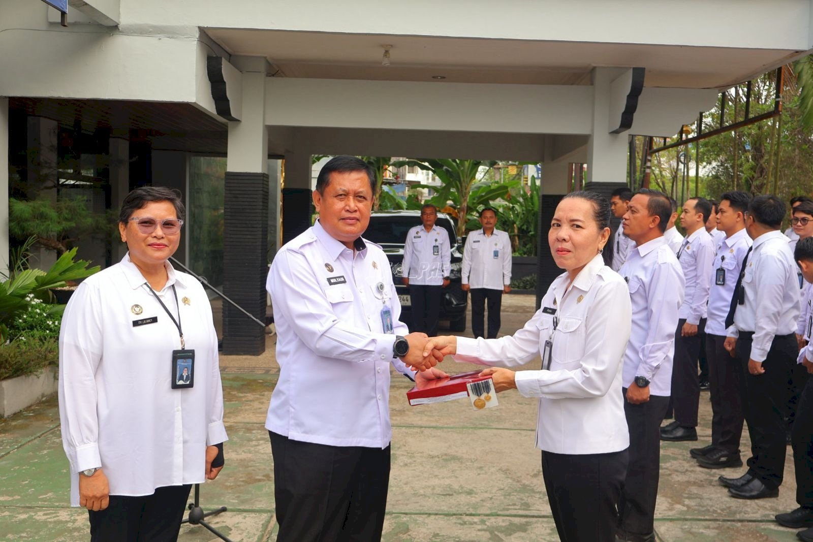 Kakanwil Ditjenpas Kalsel, Mulyadi, serahkan Satyalancana Karya Satya 30 Tahun kepada Rismawati sebagai apresiasi dedikasi dan pengabdian di bidang Pemasyarakatan. (Dok: Web Ditjenpas)