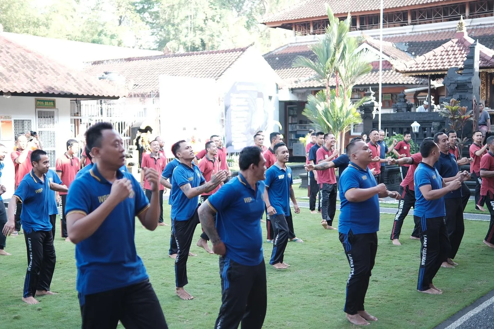 Warga Binaan Lapas Tabanan ikuti senam bersama untuk tingkatkan imunitas dan semangat dalam program rehabilitasi. (Dok: Humas Lapas Tabanan)