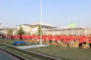 Lapas Pemuda Madiun gelar senam pagi bersama untuk jaga kebugaran dan pererat kebersamaan warga binaan dan petugas, Jumat (26/9). (Dok: Humas Lapas Pemuda Madiun)