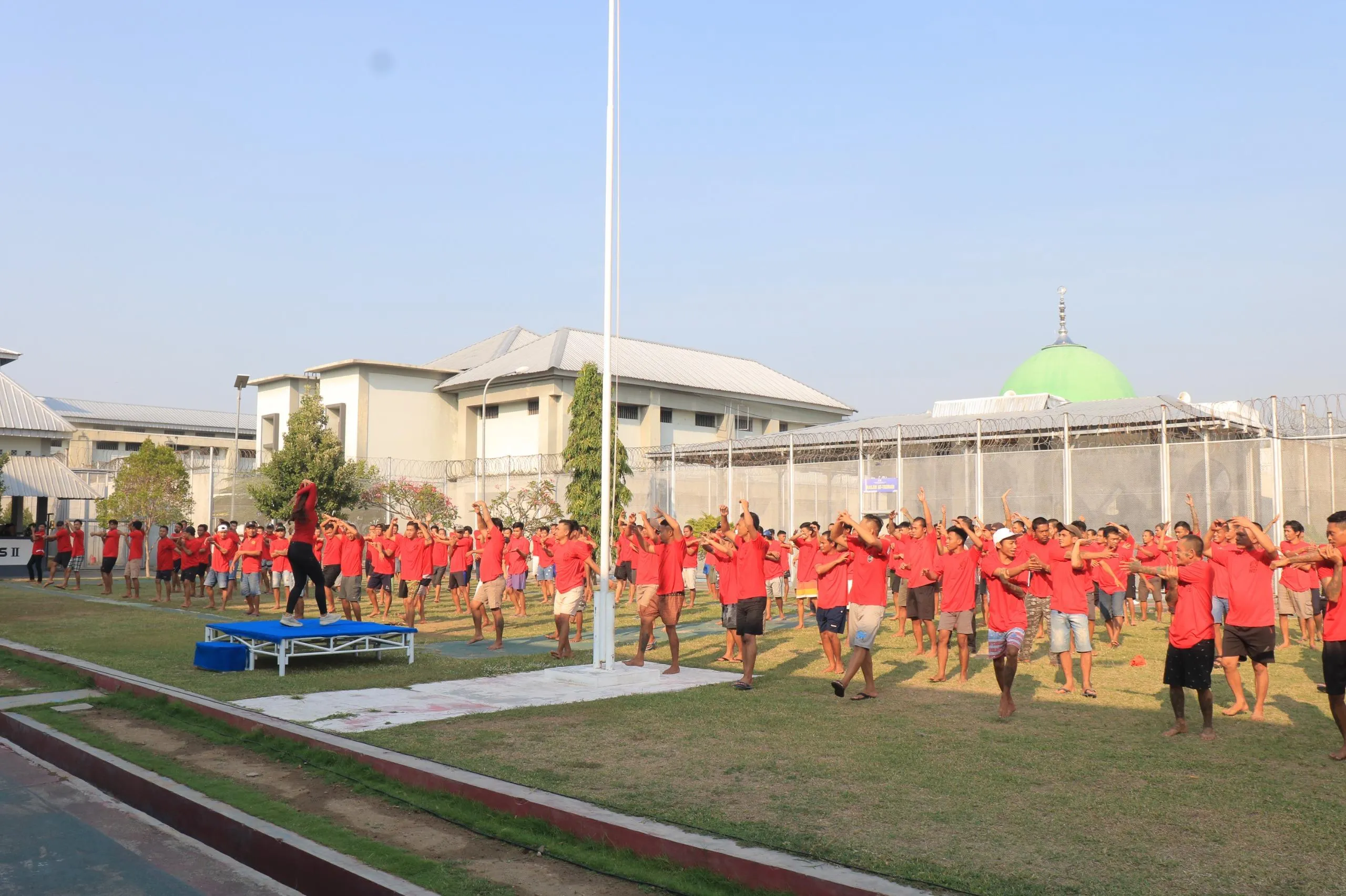 Lapas Pemuda Madiun gelar senam pagi bersama untuk jaga kebugaran dan pererat kebersamaan warga binaan dan petugas, Jumat (26/9). (Dok: Humas Lapas Pemuda Madiun)