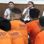 Kepala Rutan Jakarta Pusat, Wahyu Trah Utomo, dengarkan aspirasi Warga Binaan lewat silaturahmi di ruang kunjungan, Rabu (3/9). (Dok: Web Ditjenpas)