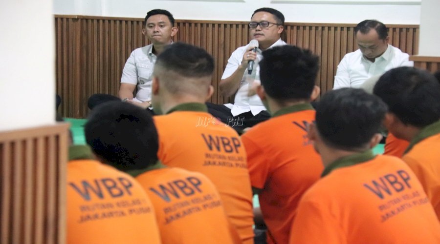 Kepala Rutan Jakarta Pusat, Wahyu Trah Utomo, dengarkan aspirasi Warga Binaan lewat silaturahmi di ruang kunjungan, Rabu (3/9). (Dok: Web Ditjenpas)