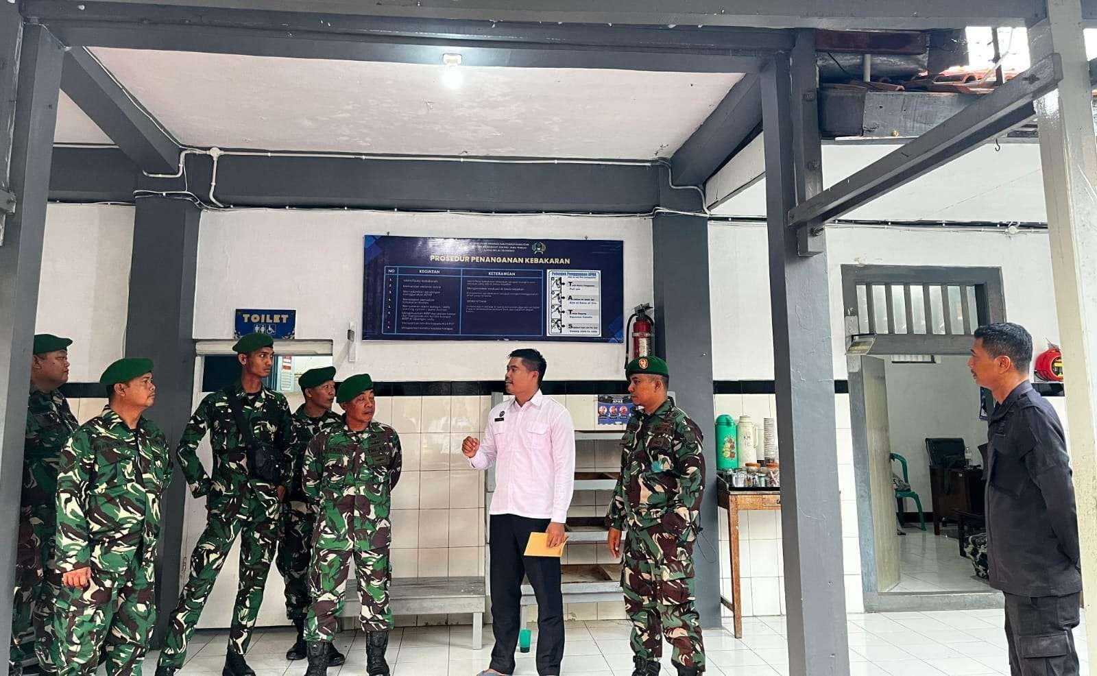 Lapas Kelas IIB Brebes gandeng 10 personel Kodim 0713/Brebes untuk perkuat pengamanan dan sinergi TNI, Rabu (3/9/2025). (Dok: Humas Lapas Brebes)