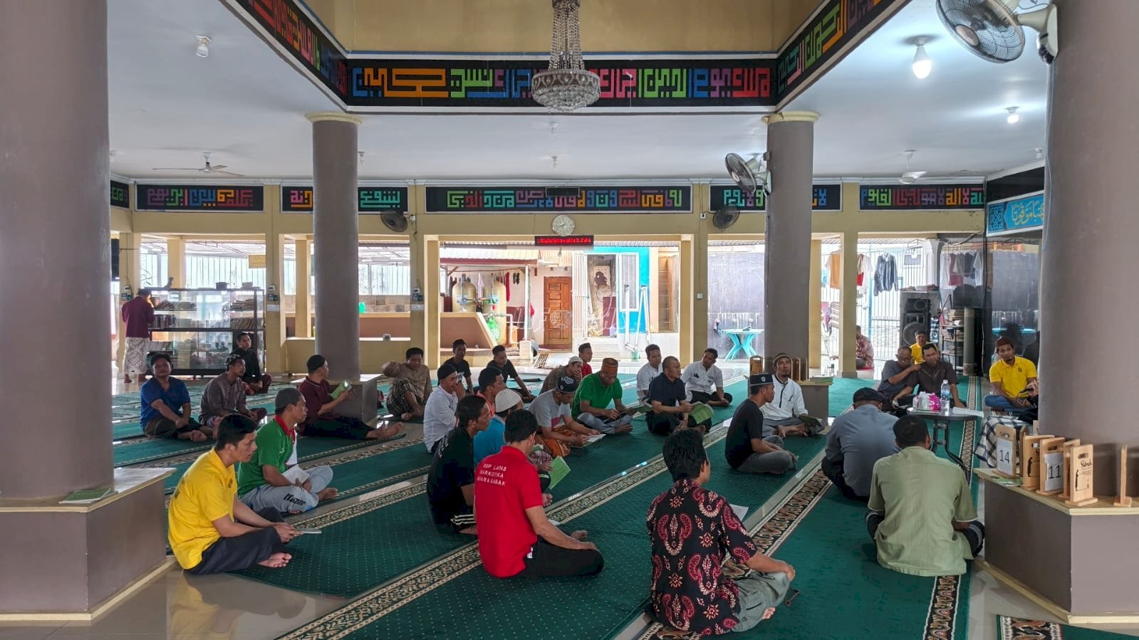 Lapas Narkotika Muara Sabak terus memperkuat pembinaan spiritual bagi Warga Binaan dengan menggelar kegiatan siraman rohani di Masjid At-Taubah, Senin (8/9). (Dok: Web Ditjenpas)