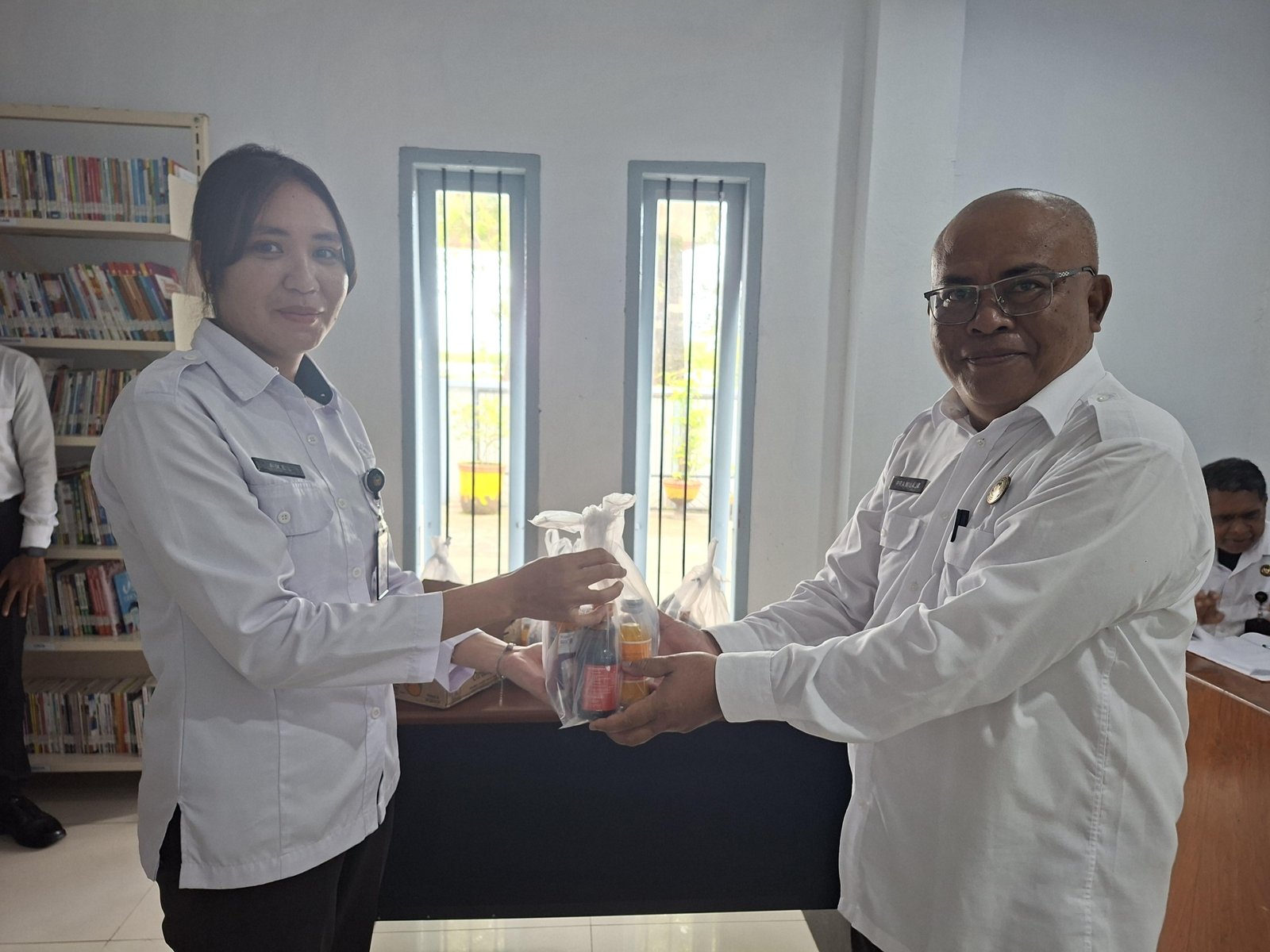 Lapas Saparua bagikan suplemen untuk jaga imunitas pegawai, dipimpin langsung Kalapas Pramuaji Buamonabot, Rabu (10/9). (Dok: Humas Lapas Saparua)