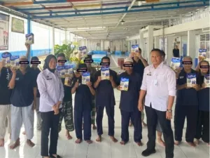 Lapas Kelas IIA Pangkalpinang bagikan susu untuk 20 Warga Binaan lanjut usia (lansia) dan salurkan 666 paket peralatan mandi bagi seluruh Warga Binaan, Selasa (23/9).  (Dok: Humas Lapas Pangkalpinang)
