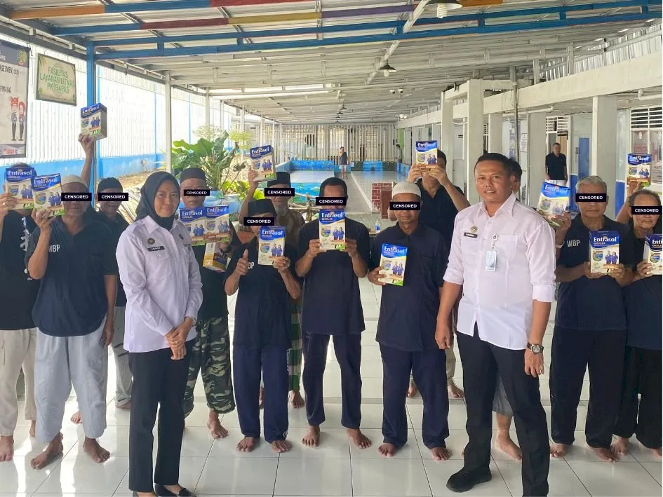 Lapas Kelas IIA Pangkalpinang bagikan susu untuk 20 Warga Binaan lanjut usia (lansia) dan salurkan 666 paket peralatan mandi bagi seluruh Warga Binaan, Selasa (23/9).  (Dok: Humas Lapas Pangkalpinang)