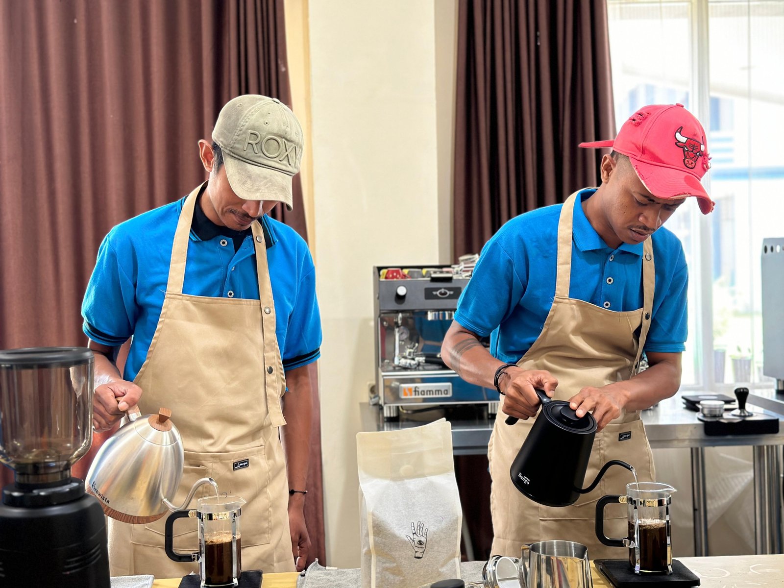 Bapas Ambon gelar pelatihan kopi kekinian bagi klien bersama BPVP dan Griya Abhipraya Bupolo untuk dorong kemandirian, Kamis (11/9). (Dok: Humas Bapas Ambon)
