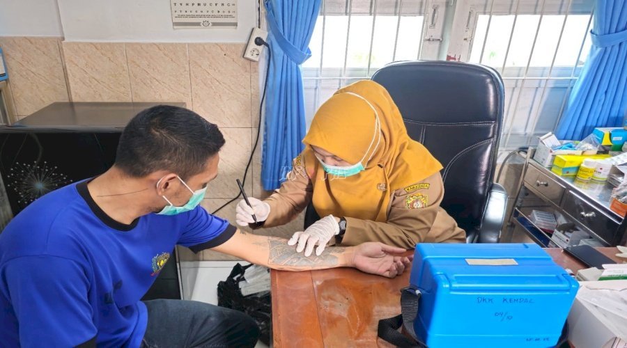 Lapas Kendal bekerja sama dengan Puskesmas Kendal II laksanakan tes tuberkulin untuk deteksi dini TBC pada 79 warga binaan. (Dok: Humas Lapas Kendal)