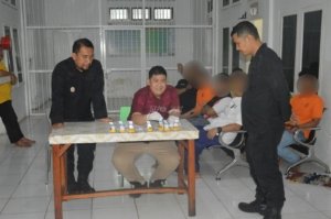 Delapan Warga Binaan Lapas Narkotika Muara Sabak jalani tes urine jelang bebas, Kamis (11/9), diawasi langsung tim medis dan keamanan. (Dok: Web Ditjenpas)