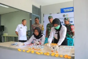 Lapas Pemuda Madiun lakukan tes urine acak untuk cegah penyalahgunaan narkoba di lingkungan Lapas, Kamis (25/9). (Dok: Humas Lapas Pemuda Madiun)