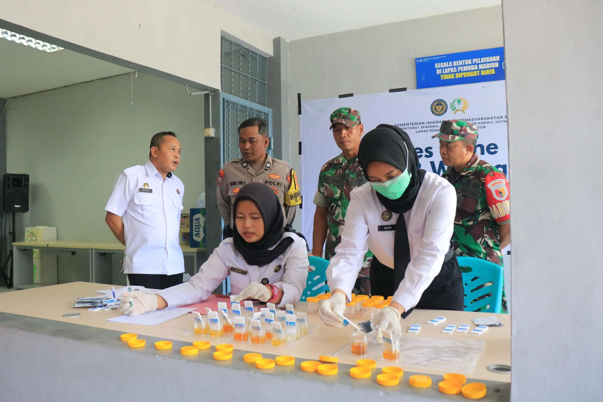 Lapas Pemuda Madiun lakukan tes urine acak untuk cegah penyalahgunaan narkoba di lingkungan Lapas, Kamis (25/9). (Dok: Humas Lapas Pemuda Madiun)