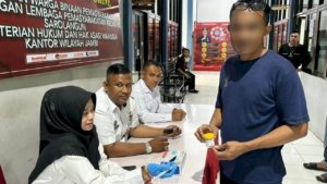 Lapas Sarolangun gelar tes urine mendadak untuk petugas dan warga binaan sebagai deteksi dini dan pencegahan narkoba, Selasa (9/9). (Dok: Web Ditjenpas)