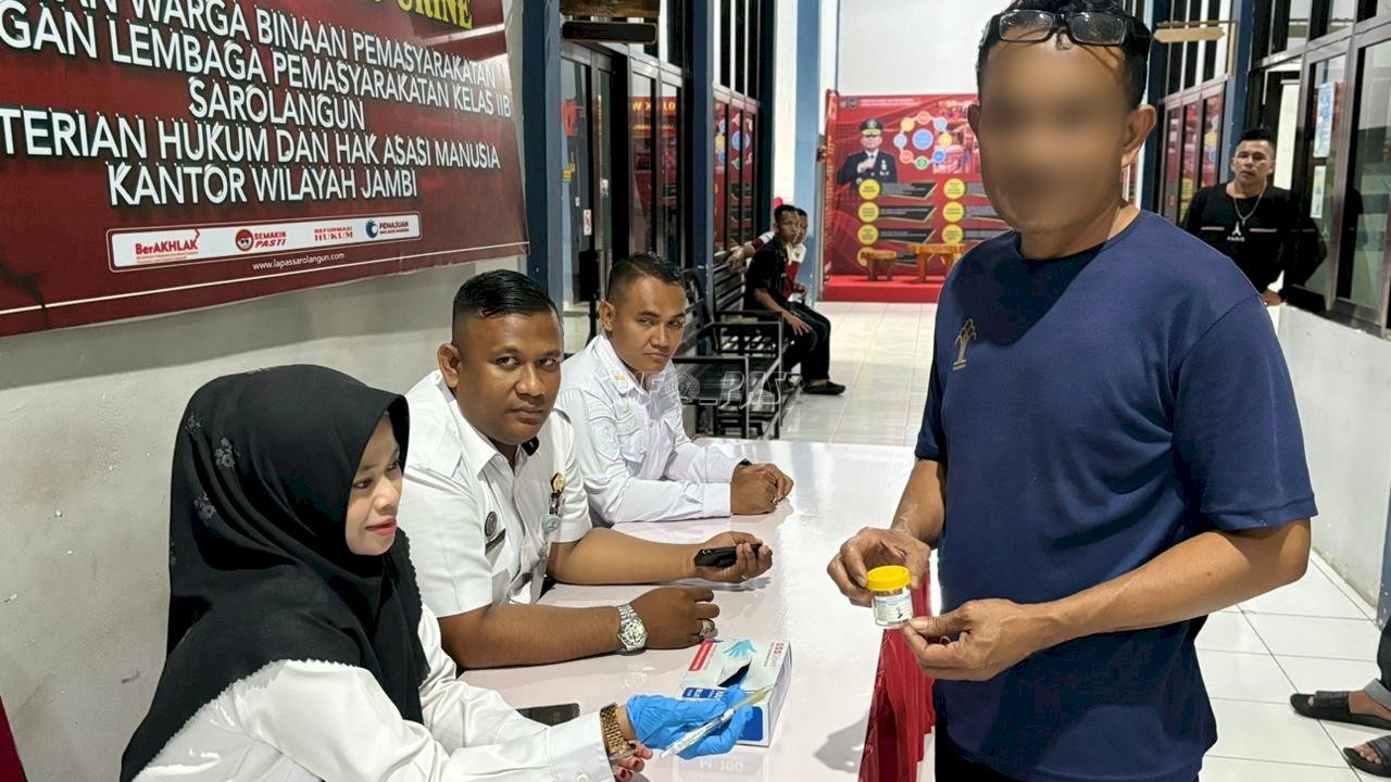 Lapas Sarolangun gelar tes urine mendadak untuk petugas dan warga binaan sebagai deteksi dini dan pencegahan narkoba, Selasa (9/9). (Dok: Web Ditjenpas)