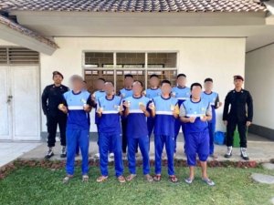 Lapas Kelas IIA Sumbawa Besar gelar tes urine bagi warga binaan sebagai komitmen mewujudkan Lapas Bersih dari Narkoba (Bersinar), Kamis (04/09). (Dok: Humas Lapas Sumbawa Besar)