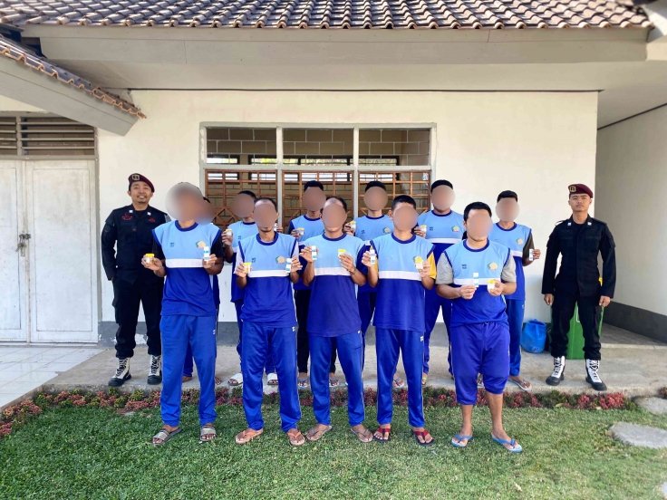 Lapas Kelas IIA Sumbawa Besar gelar tes urine bagi warga binaan sebagai komitmen mewujudkan Lapas Bersih dari Narkoba (Bersinar), Kamis (04/09). (Dok: Humas Lapas Sumbawa Besar)