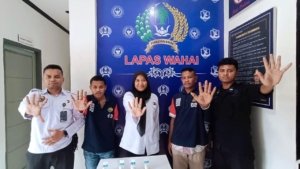 Lapas Kelas III Wahai gelar tes urine bagi petugas dan Warga Binaan sebagai bentuk komitmen perang melawan narkoba. (Dok: Humas Lapas Wahai)
