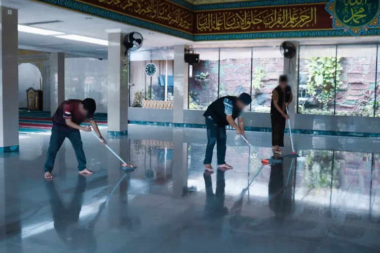 Toleransi WBP Lintas Agama Lapas Cibinong Bersihkan Masjid