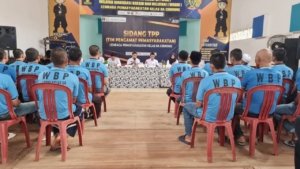 Lapas Cibinong Pondok Rajeg gelar Sidang TPP sebagai evaluasi pembinaan warga binaan, dipimpin Kasi Binadik dan dihadiri anggota TPP, Rabu (10/9/2025). (Dok: Humas Lapas Cibinong)