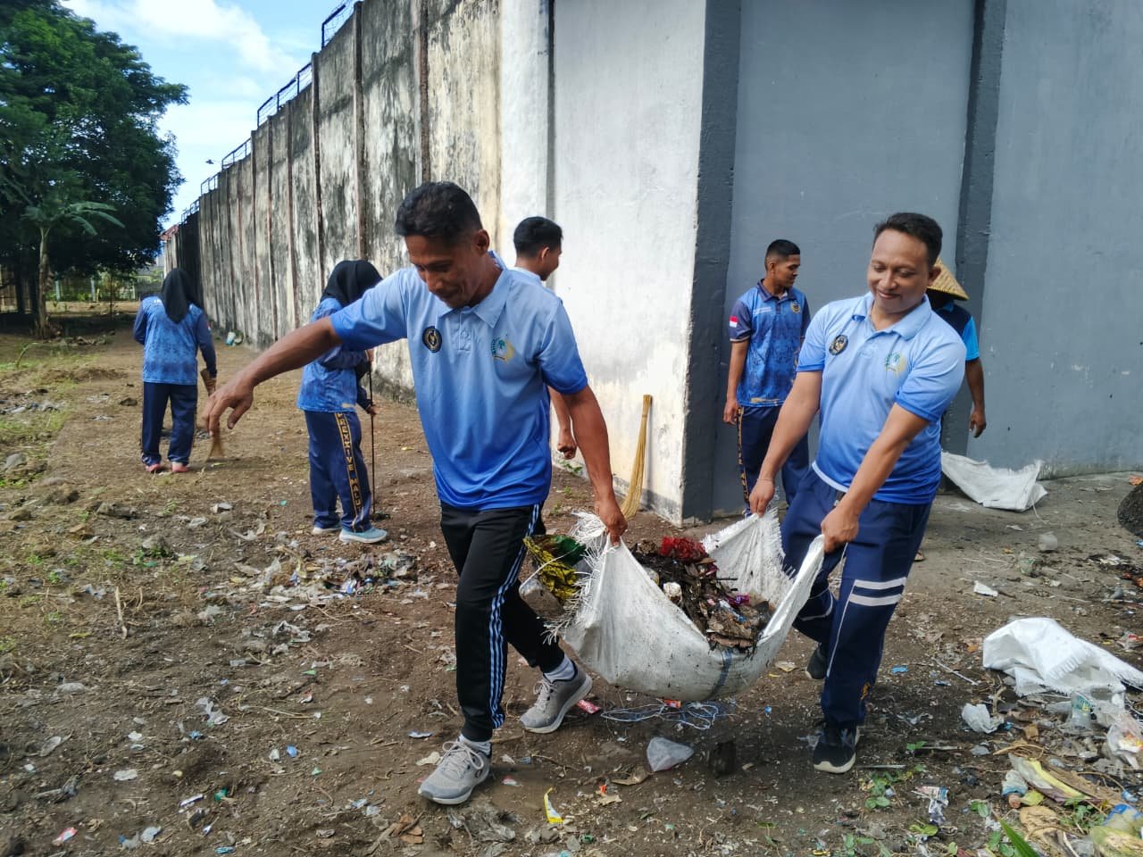 Lapas Kelas IIA Ternate melaksanakan kegiatan bersih-bersih lingkungan pada Jumat (12/9). (Dok: Humas Lapas Ternate)