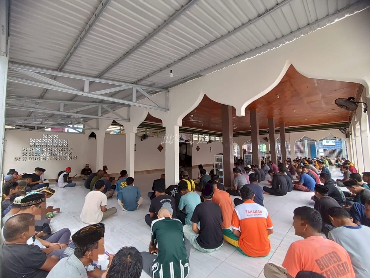 Warga Binaan Lapas IIB Tolitoli gelar Yasinan rutin di Masjid Darul Hisab untuk memperkuat keimanan dan kebersamaan. (Dok: Humas Lapas Tolitoli)