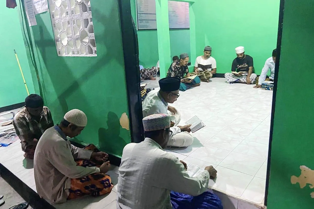 Lapas Kelas III Wahai rutin gelar Yasinan malam Jumat di Masjid At-Taubah untuk memperkuat iman dan persiapkan Warga Binaan kembali ke masyarakat. (Dok: Humas Lapas Wahai)