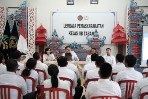 Kalapas Kelas IIB Tabanan ajak petugas bahas tindak lanjut ZI menuju WBBM sebagai upaya menyatukan komitmen Tim Pokja. (Dok: Humas Lapas Tabanan)