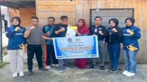 Lapas Kelas III Wahai membagikan bantuan sosial (bansos) kepada warga masyarakat kurang mampu di sekitar wilayahnya. (Dok: Humas Lapas Wahai)