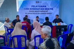 Lapas Kelas IIA Lombok Barat menggelar layanan pemeriksaan kesehatan gratis untuk warga sekitar dan pengunjung, Jumat (17/10). (Dok: Humas Lapas Lombok Barat)