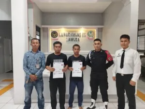 Dua orang warga binaan Lembaga Pemasyarakatan (Lapas) Kelas III Namlea yang tersandung kasus tindak pidana narkotika resmi di bebaskan dengan status Cuti Bersyarat (CB). (Dok: Humas Lapas Namlea)