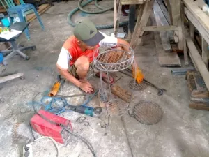 Rutan Kelas IIA Ambon menggelar pembinaan melalui kegiatan daur ulang limbah besi. (Dok: Humas Rutan Ambon)