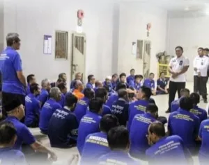 Kalapas Bengkulu Julianto Budhi Prasetyono, kembali turun langsung ke blok hunian untuk menyapa Warga Binaan, Selasa (21/10). (Dok: Humas Lapas Bengkulu)