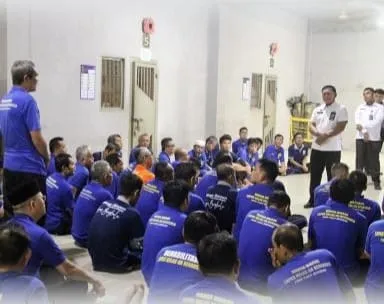 Kalapas Bengkulu Julianto Budhi Prasetyono, kembali turun langsung ke blok hunian untuk menyapa Warga Binaan, Selasa (21/10). (Dok: Humas Lapas Bengkulu)