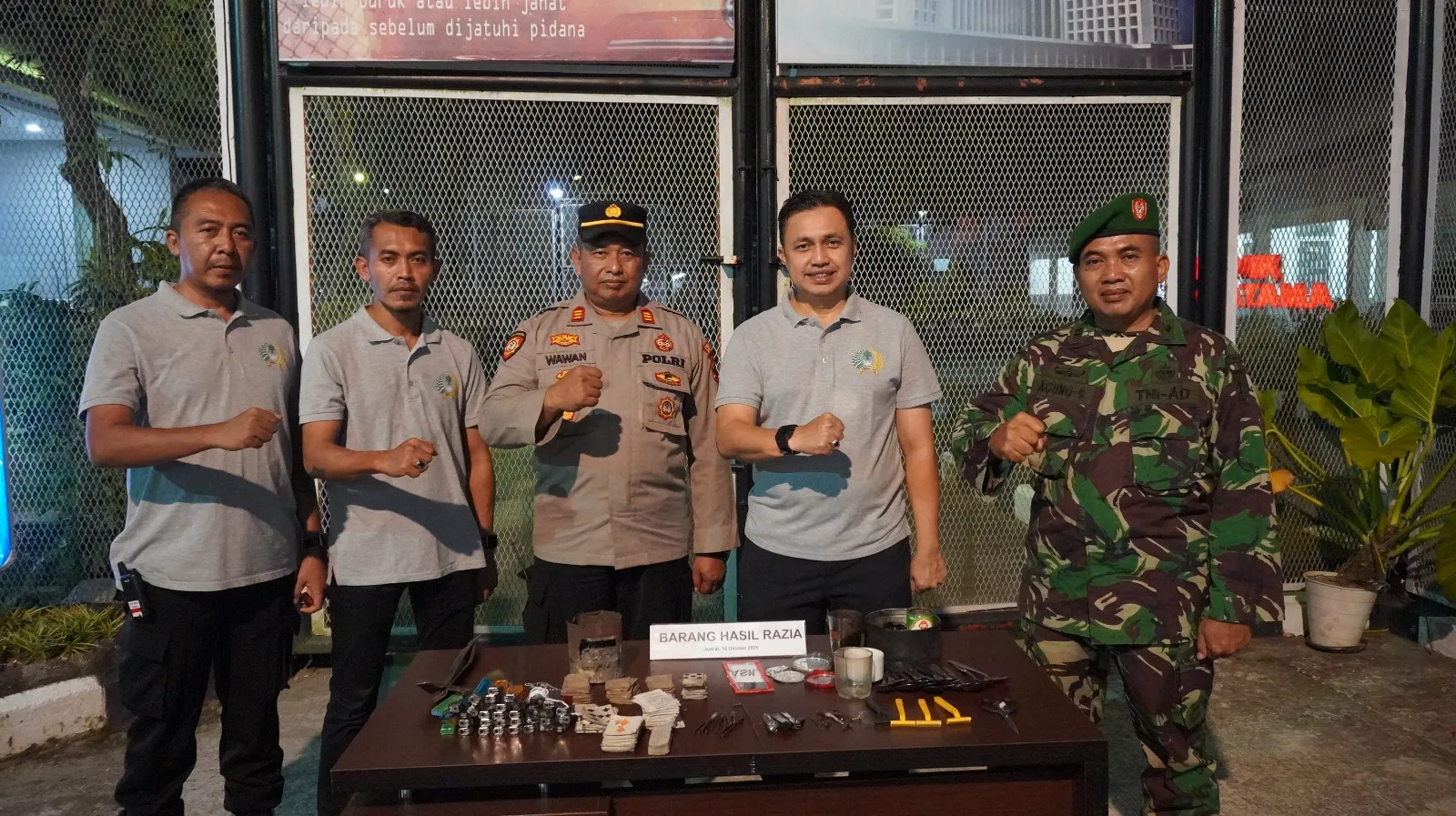 Lapas Kelas IIA Purwokerto melaksanakan kegiatan penggeledahan malam secara serentak di seluruh blok hunian warga binaan. (Dok: Humas Lapas Purwokerto)