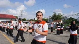 Lapas Kelas IIA Purwokerto melaksanakan kegiatan Rabu Sehat dengan menggelar senam pagi bersama seluruh pegawai di halaman utama Lapas, pada Rabu (8/10). (Dok: Humas Lapas Purwokerto)
