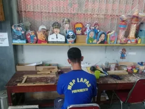 Lapas Kelas IIA Purwokerto kembali menunjukkan kreativitas dan produktivitasnya melalui kegiatan pembuatan celengan karakter. (Dok: Humas Lapas Purwokerto)