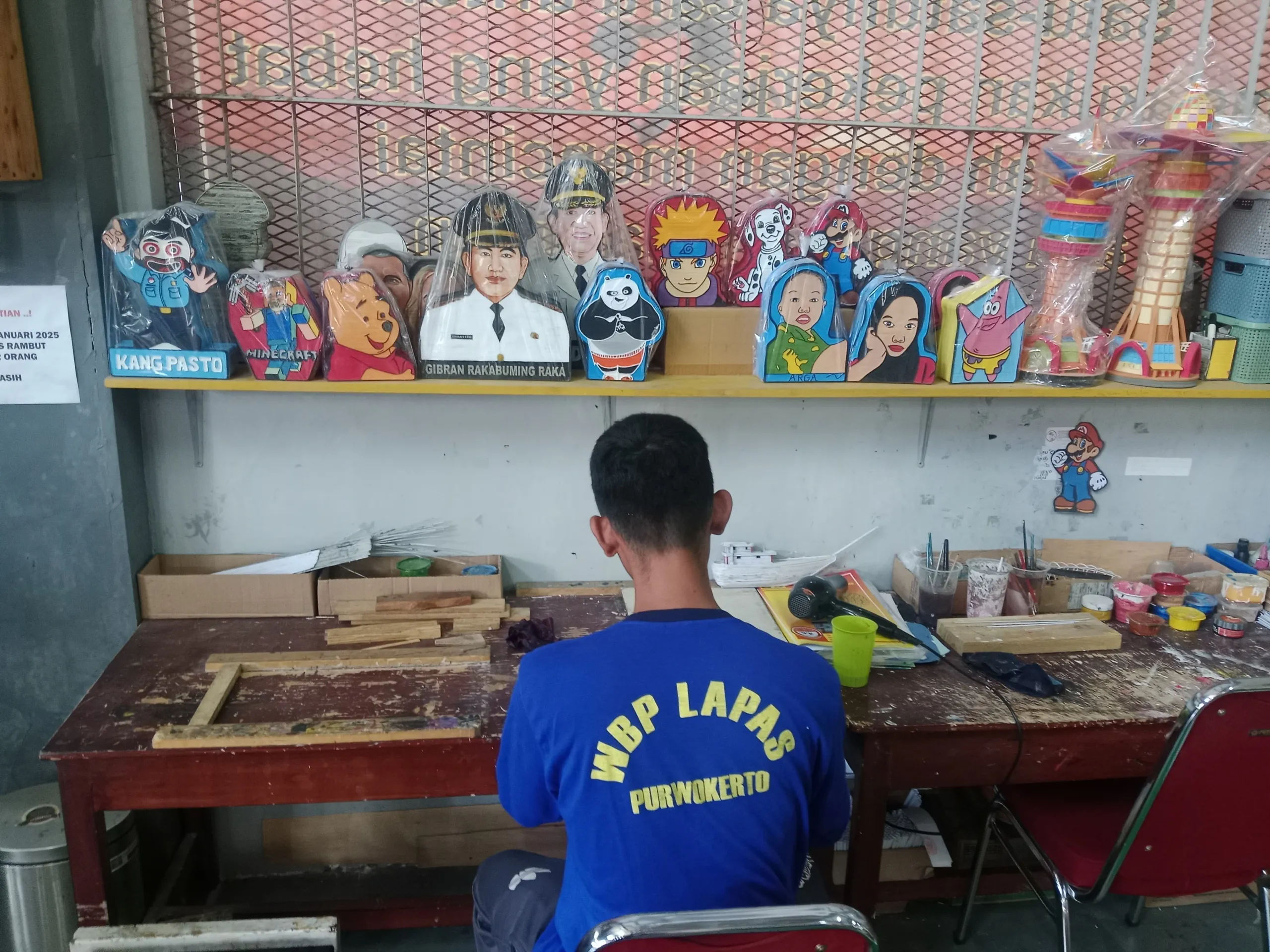 Lapas Kelas IIA Purwokerto kembali menunjukkan kreativitas dan produktivitasnya melalui kegiatan pembuatan celengan karakter. (Dok: Humas Lapas Purwokerto)