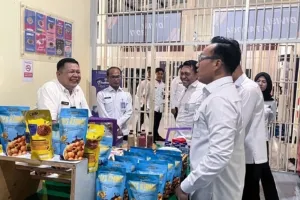 Lapas Kelas IIA Cibinong menerima kunjungan kerja dari Inspektur Wilayah (Irwil) IV Kementerian Imigrasi dan Pemasyarakatan, Endang Lintang Hardiman, dalam rangka pengawasan terhadap pelaksanaan tugas dan fungsi Keimigrasian dan Pemasyarakatan pada satuan kerja di lingkungan Kemenimipas, (09/10/2025). (Dok: Humas Lapas Cibinong)