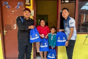 Lapas Kelas IIA Cibinong melaksanakan kegiatan bakti sosial Jumat Berkah dengan membagikan paket sembako kepada keluarga tidak mampu dan masyarakat sekitar lingkungan Lapas, Jumat (10/10/2025). (Dok: Humas Lapas Cibinong)