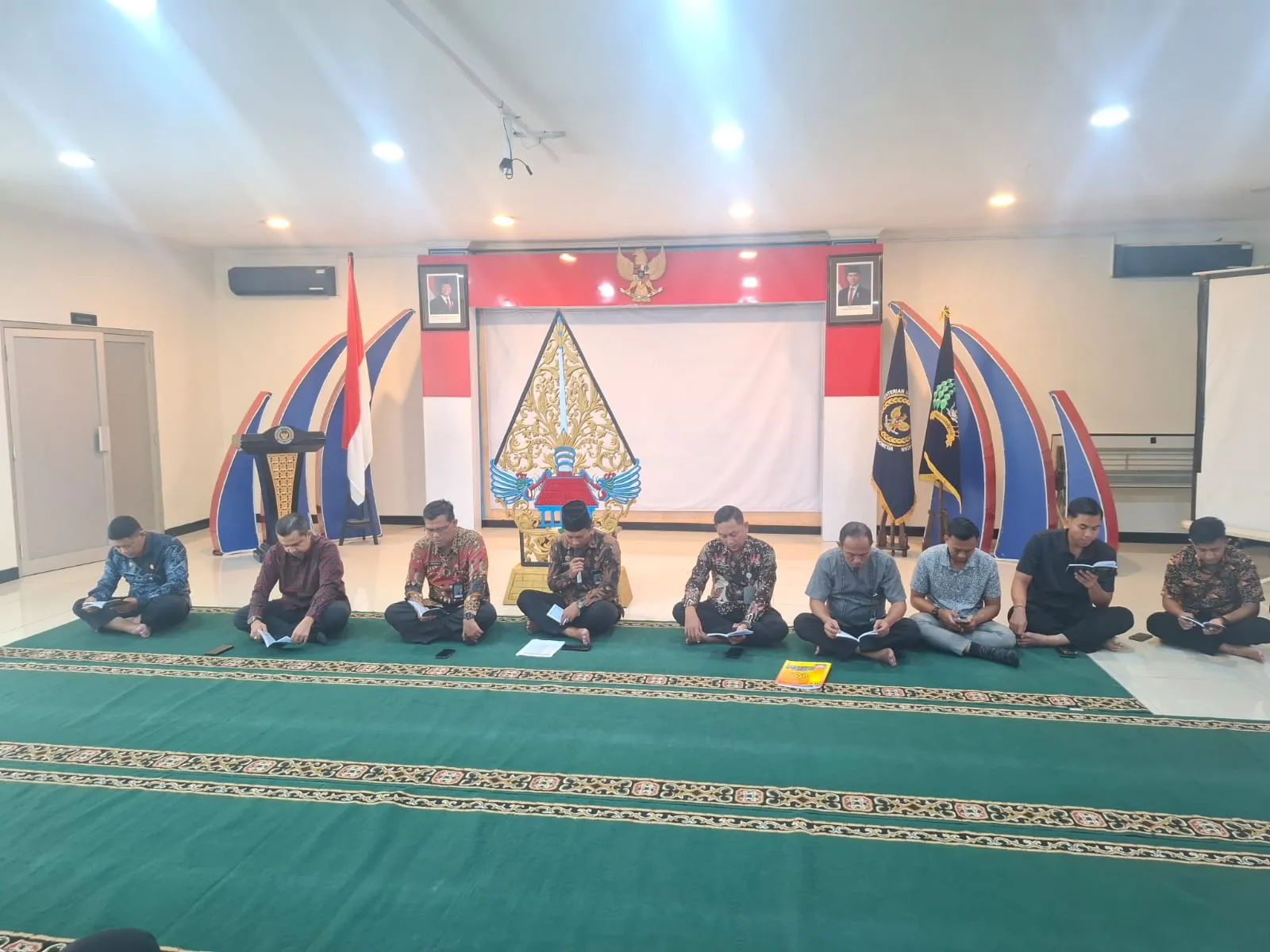 Lapas Kelas IIA Purwokerto menggelar kegiatan pengajian rutin di Aula Yudhistira, pada Jum'at (10/10). (Dok: Humas Lapas Purwokerto)
