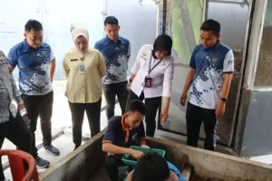 Lapas Kelas IIA Cibinong menerima kunjungan studi tiru dari Tim Direktorat Watkeshab Direktorat Jenderal Pemasyarakatan dan jajaran petugas Lapas Kelas I Tangerang dengan tujuan untuk mempelajari inovasi pengelolaan sampah organik. (Dok: Humas Lapas Cibinong)