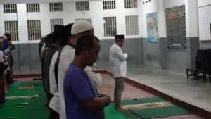 Lembaga Pemasyarakatan Kelas IIA Purwokerto bersama seluruh warga binaan menggelar kegiatan pengajian malam Jumat atas meninggalnya salah seorang warga binaan yang sebelumnya menjalani masa pidana di Lapas Purwokerto. (Dok: Humas Lapas Purwokerto)