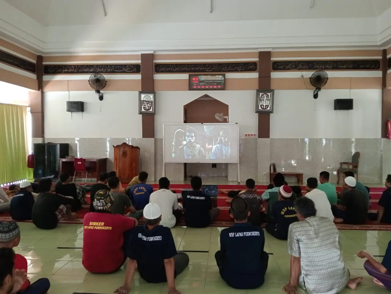 Putar Film Religi, Warga Binaan Lapas Purwokerto Gelar Nonton Bareng di Masjid At-Taubah